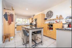 Stunning family home in a desirable neighbourhood!