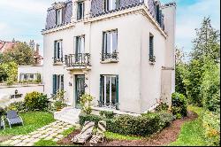 Suresnes - A superb period property with a garden