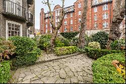 A chic apartment overlooking the Thames in Cheyne Walk