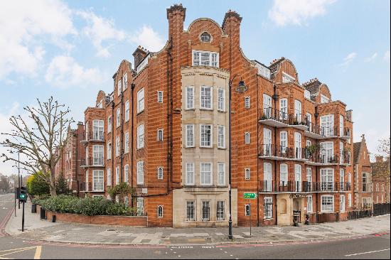 A chic apartment overlooking the Thames in Cheyne Walk