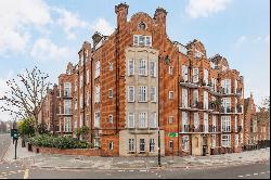 A chic apartment overlooking the Thames in Cheyne Walk