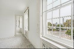 A chic apartment overlooking the Thames in Cheyne Walk