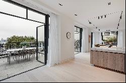 Exquisite three-bedroom duplex in the iconic Whiteley development