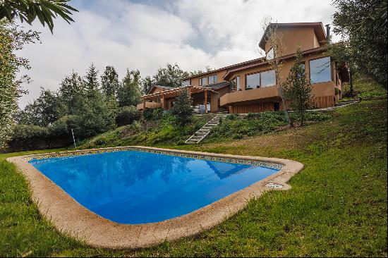 House with privileged view, 5 bedrooms in Cerro Los Dominicos.