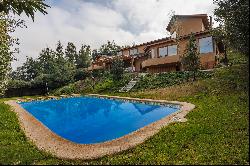 House with privileged view, 5 bedrooms in Cerro Los Dominicos.