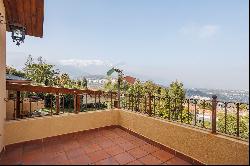 House with privileged view, 5 bedrooms in Cerro Los Dominicos.