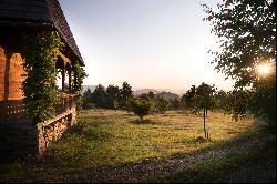 Private retreat amongst green hills of Maramure?