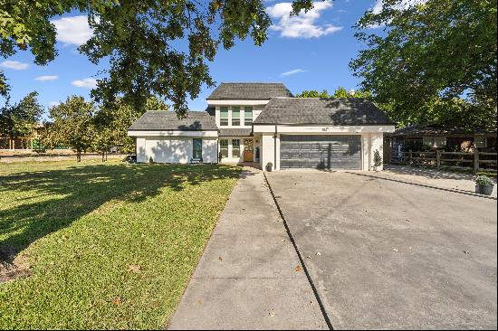 Stunningly Updated Lakefront Home 