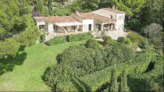 In Provence exceptional luxury property with beautiful view and large swimming pool 