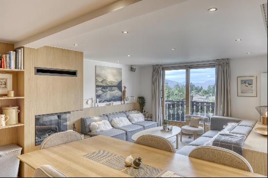 Renovated two bedroom duplex offering a beautiful view of Rochebrune and the valley.