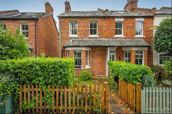 A charming period cottage in the heart of Ascot.