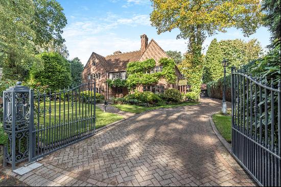 A beautifully appointed and extended family home. Oak House combines traditional period ch