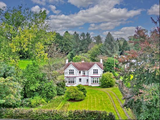 A handsome country house and an opportune project, set in extensive grounds near to Sidmou