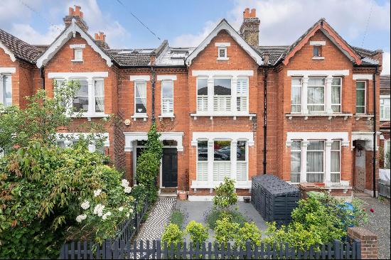 A fantastic stylish 4-5 bedroom family home in a popular East Dulwich location.