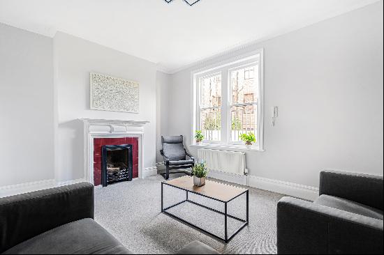 A fantastic split level maisonette in Oval.