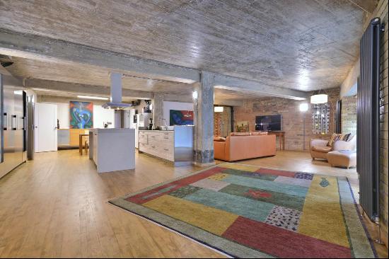 A large 3 bedroom warehouse conversion to rent in the heart of Wapping.