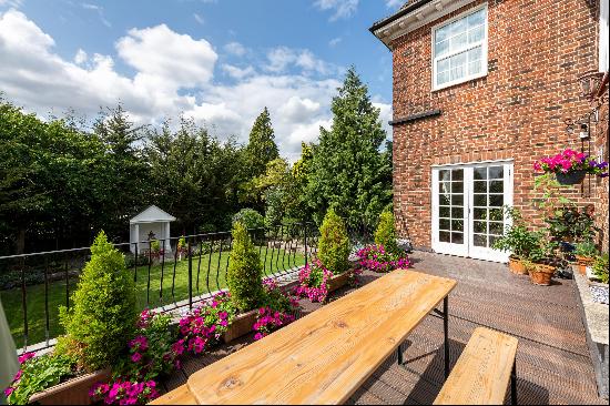 A detached house for sale on Hocroft Road, NW2