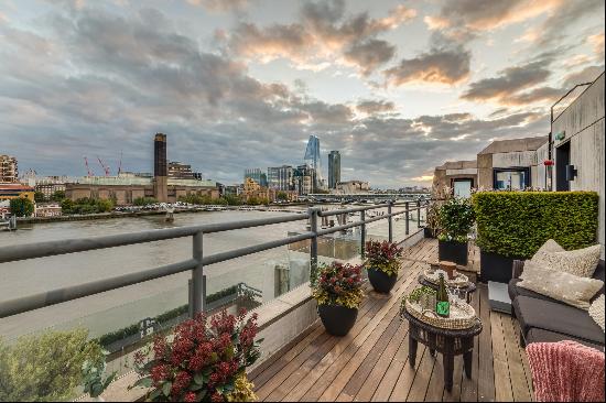 A remarkable river-facing duplex penthouse offering bright, flexible, and voluminous accom