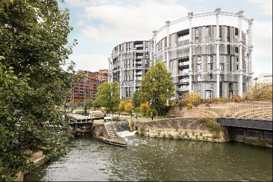 A spacious, 6th floor, three bedroom apartment situated within the Iconic Grade II Listed 