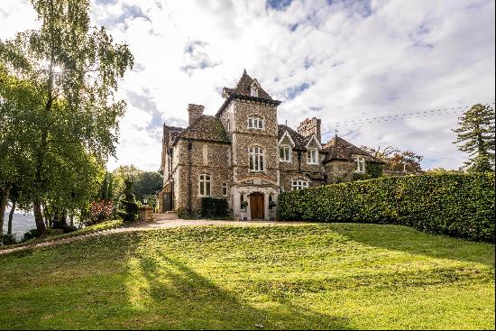 An exceptional country home set on the edge of a popular village and with far reaching cou