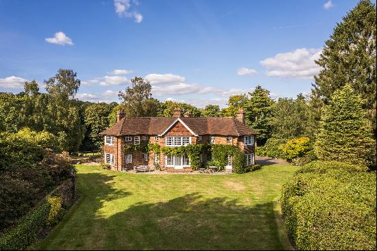 An important country house, extended and modernised to a high standard in stunning parklan