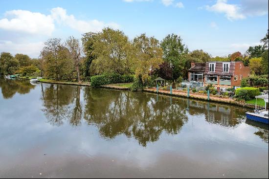 Riverside property For Sale in Weybridge.