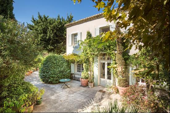 A charming 19th-century farmhouse for sale in Maillane.