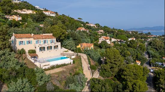 Superb renovated villa with panoramic sea views for sale in Les Issambres.