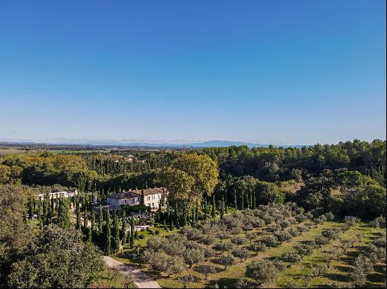 Exceptional 18th-century estate for sale in the Saint-Remy-de-Provence region.