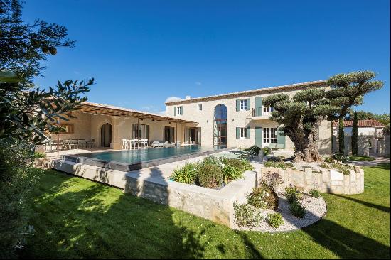 A magnificent Mas-style home for sale in Saint-Rémy-de-Provence.