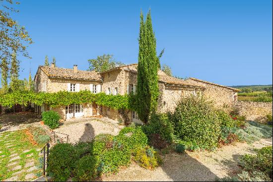 A magnificent renovated bastide for sale in Menerbes.