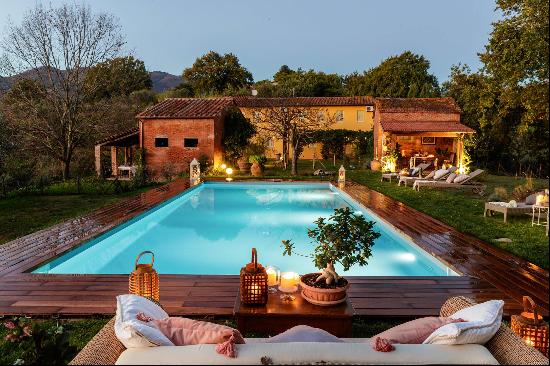 Charming villa with a swimming pool, two annexes, and land, immersed in the Tuscan country