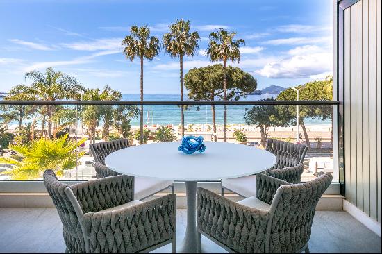 Magnificent flat with panoramic sea view overlooking Cannes Croisette.