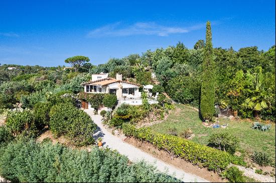 Bright villa with panoramic sea view to renovate.