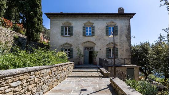 Splendid, meticulously restored 12th century villa and land in the heart of Cortona, Tusca