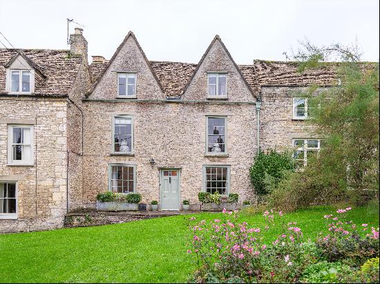 Primely positioned in the heart of the famous market town of Tetbury on the Green, a four 