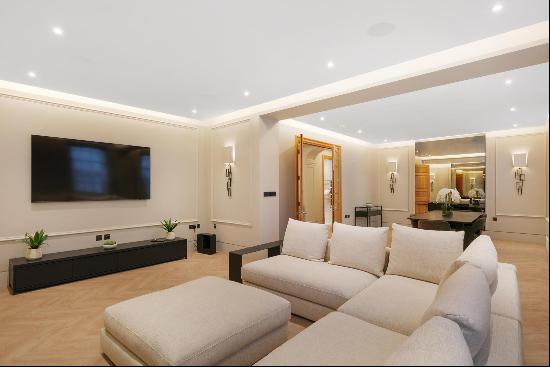 An exquisite four bedroom apartment available in the heart of Mayfair