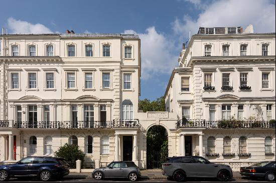 An incredible split level, vaulted apartment occupying the top floors of this impressive s