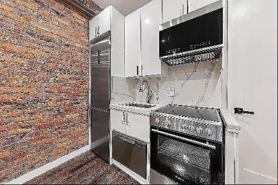 BRAND NEW GUT RENOVATED 3 BED IN PRIME EAST VILLAGE!! Move right into this brigh