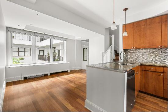 Welcome to a true gem nestled in the heart of the Financial District! Imagine coming ho