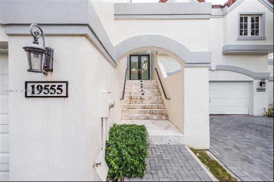 Welcome to this gorgeous townhouse situated on the picturesque Intracoastal. This beautifu