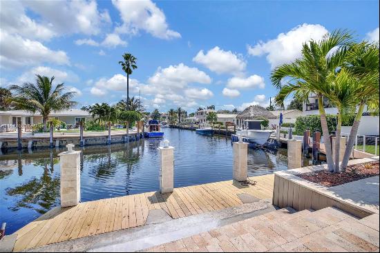 *Brand new roof just installed* Florida living on a canal with no fixed bridges at its bes