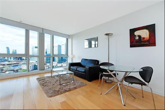 Studio apartment in Ontario Tower near Canary Wharf, E14 to let. 