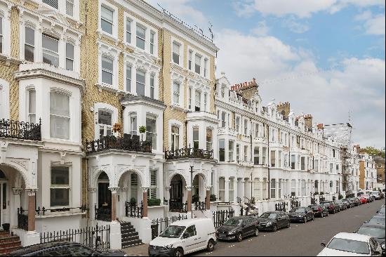 A spectacular raised ground floor flat on a garden square in Chelsea, SW10