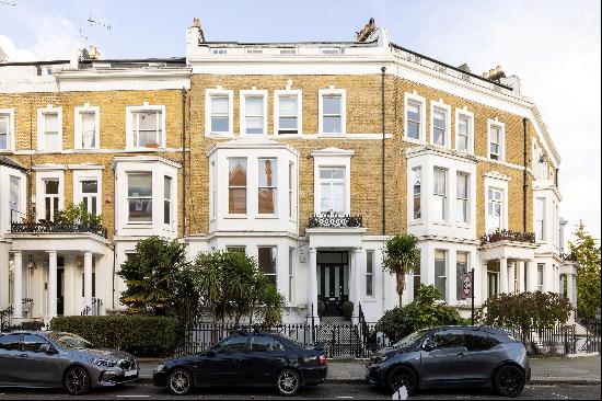 A stunning two bedroom period apartment For Sale in Kensington.