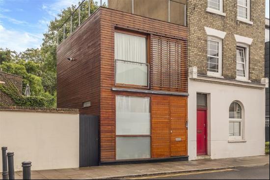 A rare opportunity to buy a one bedroom house in the heart of Barnsbury.