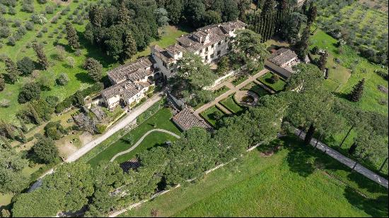 Magnificent historical villa in the first hills of Florence in a sought-after area just ou