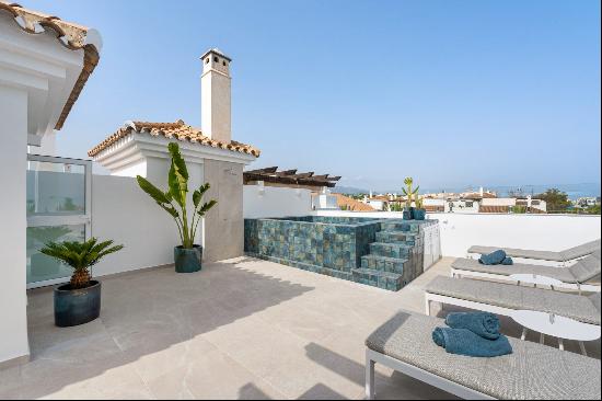 Lira, completely refurbished duplex penthouse within walking distance to Puerto Banus