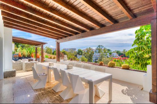 A spacious villa in the exclusive urbanisation of Las Lomas de Magna Marbella, in the hear