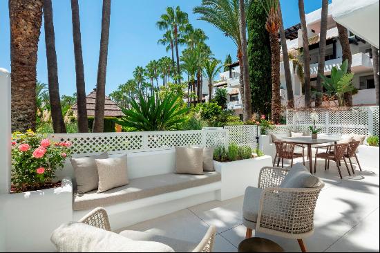 A stylish ground-floor flat located in Marbella's prestigious Golden Mile.